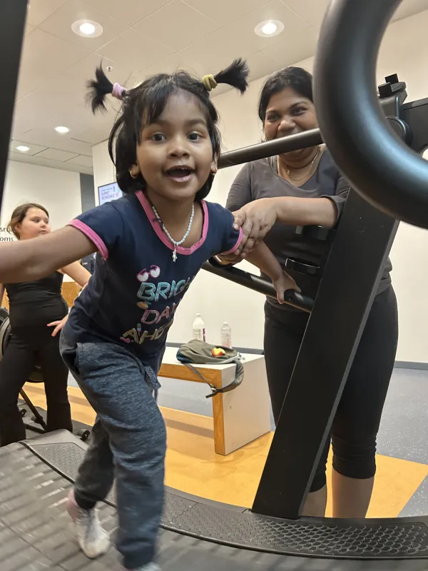 Familjer som rör sig tillsammans i KI's träningslokaler