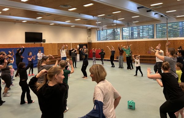 Familjer som rör sig tillsammans i KI's träningslokaler