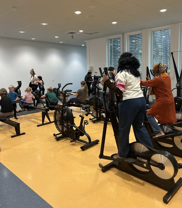 Familjer som rör sig tillsammans i KI's träningslokaler