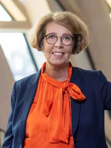 Porträttfoto av Veronika Sundström, Karolinska Institutets universitetsdirektör.