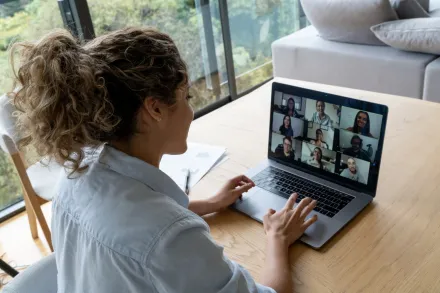 Arbete vid laptop i hemmiljö
