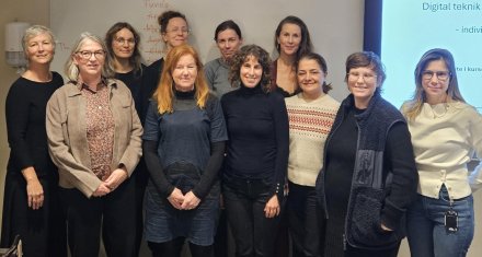 En grupp med lärare står i ett klassrum