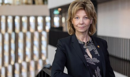 Porträtt av kvinna i svart kavaj.