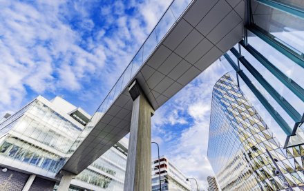 Aula Medica och Biomedicum på KI med bro över till Karolinska Universitetssjukhuset