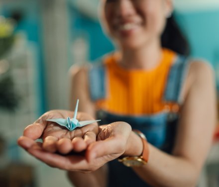 Tjej som håller vikt papper i handen.