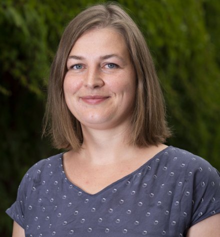 Porträtt av Janina Seubert utomhus på campus Solna.