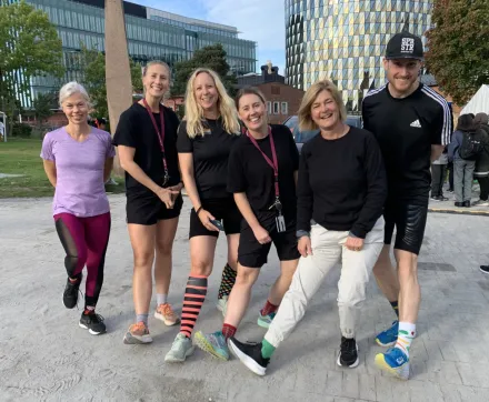 Deltagare som håller om varandra före KI-loppet 2024.