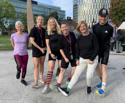 Deltagare som håller om varandra före KI-loppet 2024.