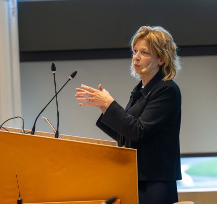 Annika Östman Wernerson vid podiet i en luftig sal i Biomedicum