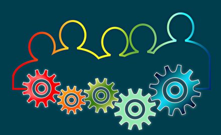 Bild på kugghjul och siluetter av människor bakom.