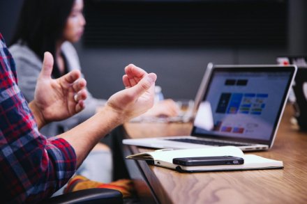 Två personer sitter vid en dator